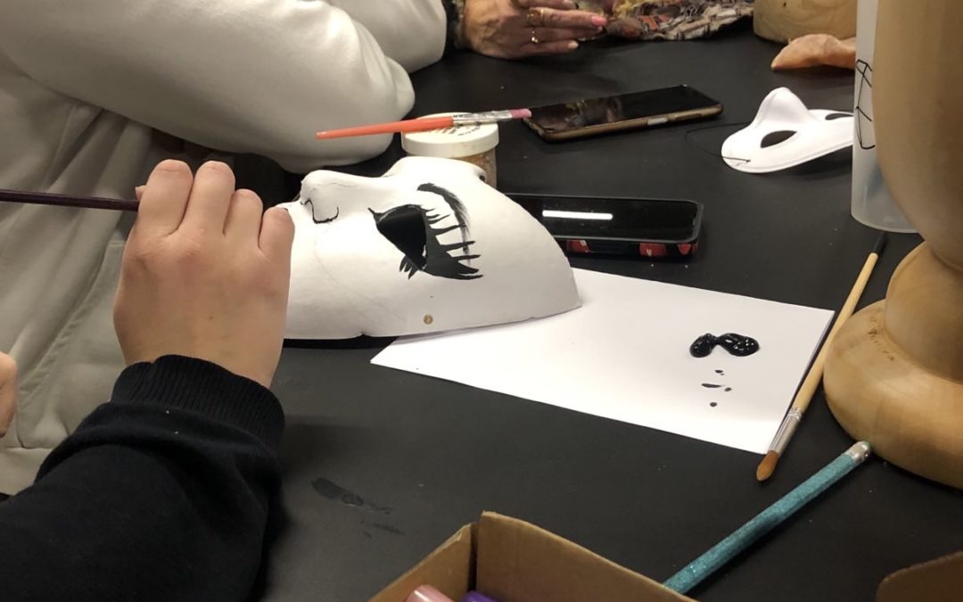 Retour sur le premier atelier participatif de confection des masques vénitiens à L’Arche